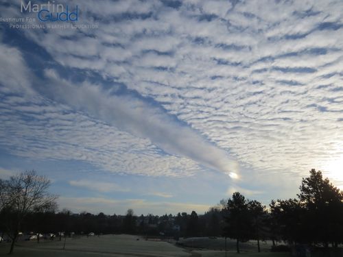 Altocumulus cavum - Canal Cloud mit Nebensonne