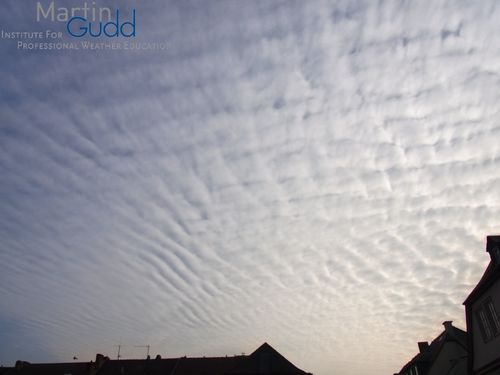 Altocumulus undulatus mit zwei Wellenmustern