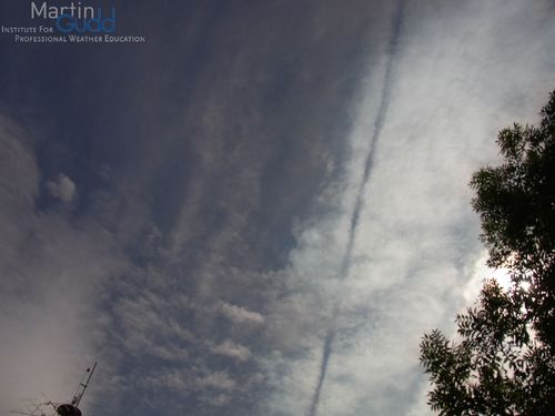 Langgestreckter Dissipation Trail in Altocumulus