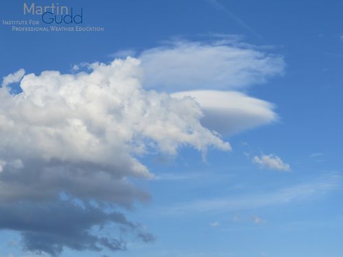 Ac lenticularis (in Lee eines Cumulus)